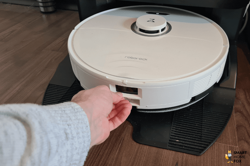 Стрелка указывает на блок для мойки, который установлен стационарно.